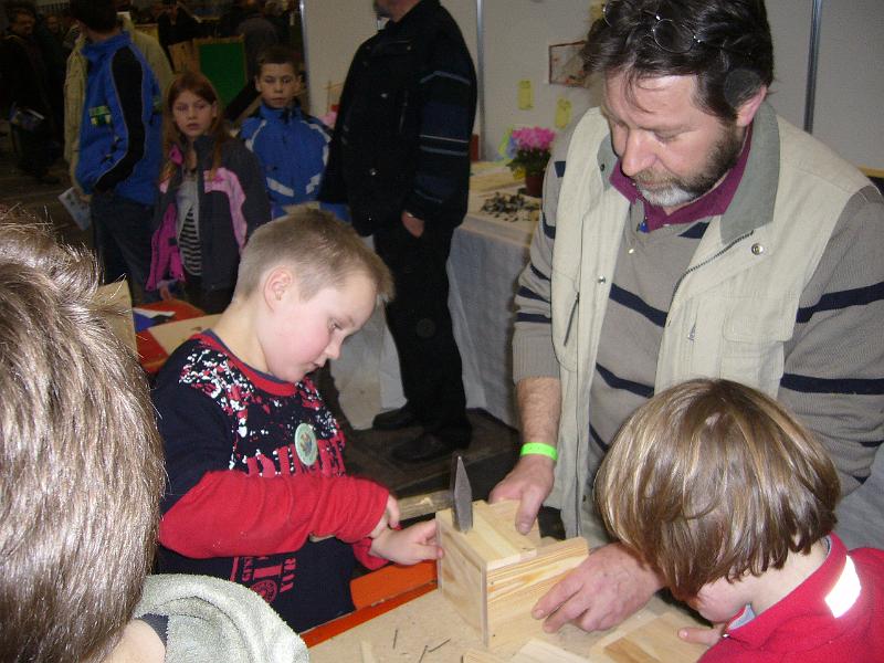 Erfurt Nationale 2008 699.jpg - Basteln auf dem Jugendstand